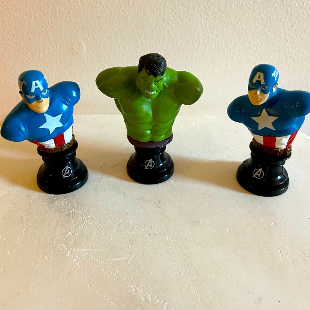 (Group 3) Captain America x 2 and Hulk bust figures Marvel Avengers collectibles